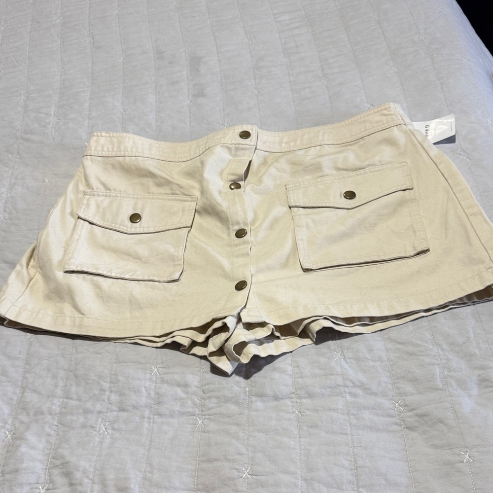 Forever 21 Cream Cargo Shorts with Pockets